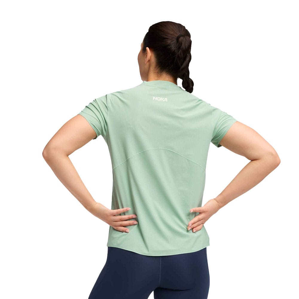 ryggen på en Hoka Airolite Short Sleeve 2.0 trænings-T-shirt (dame)