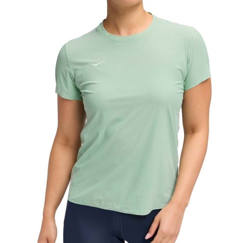 nærbillede af en Hoka Airolite Short Sleeve 2.0 trænings-T-shirt (dame) på en damemodel