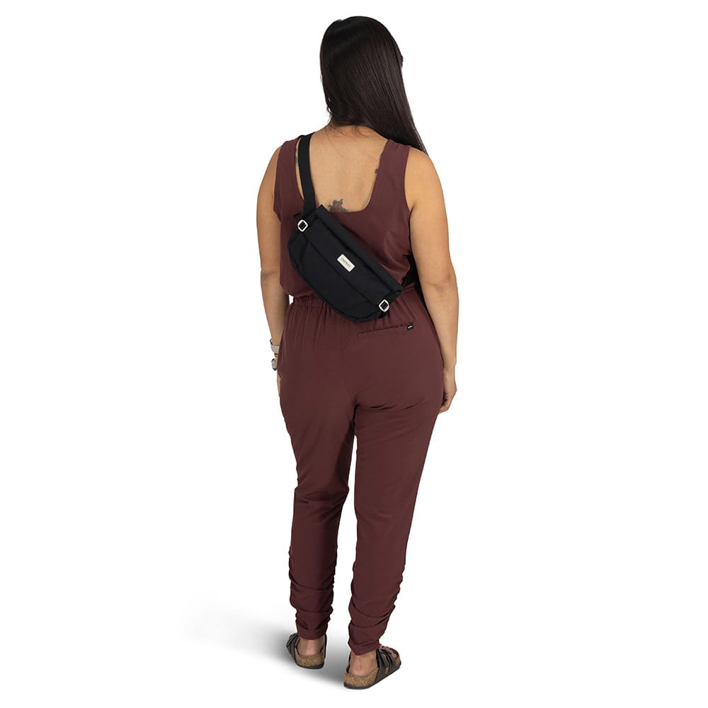 Arcane Hip Bag hoftetaske (unisex) som en skuldertalske på en model