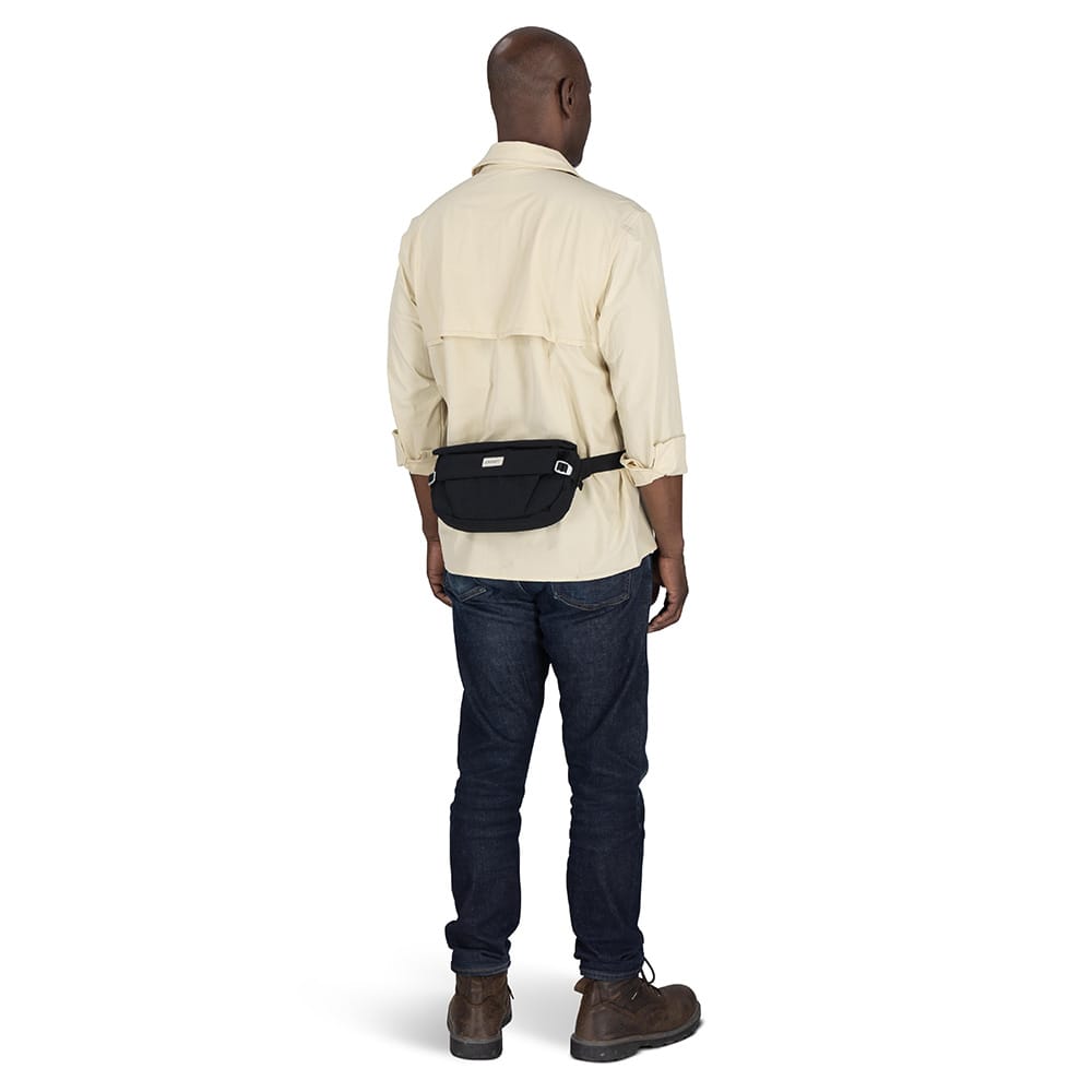 Arcane Hip Bag hoftetaske (unisex) som hoftetaske på en model