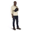 en mand bærer en Arcane Hip Bag hoftetaske (unisex)