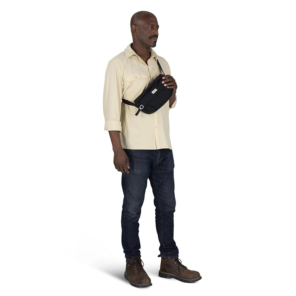 en mand bærer en Arcane Hip Bag hoftetaske (unisex)