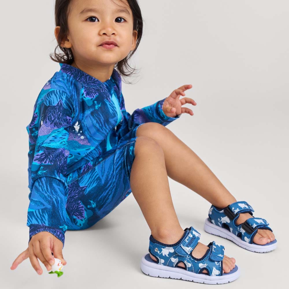 Reima Sandals Bungee Mumin sandaler (børn) i blåt på et barn