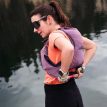 en kvinde bærer Osprey Dyna Pro 10 løbevest (dame)