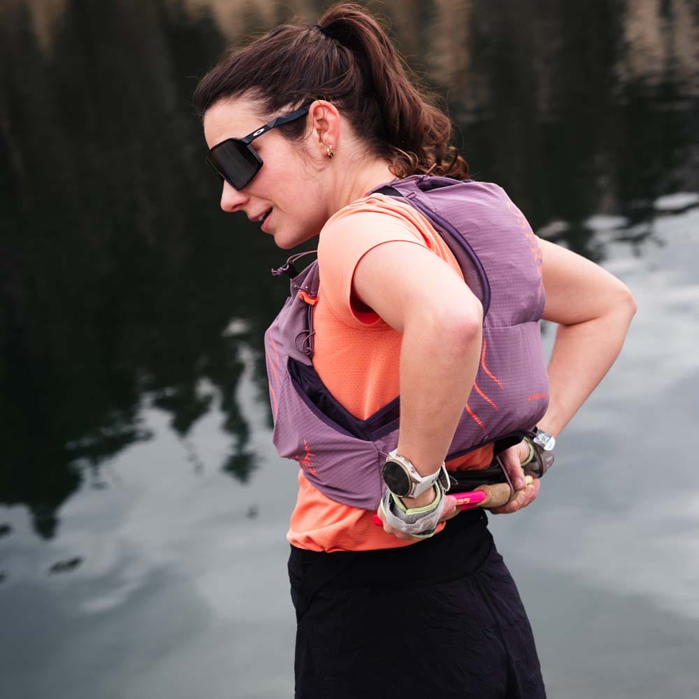 en kvinde bærer Osprey Dyna Pro 10 løbevest (dame)