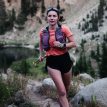 en kvinde løber med Osprey Dyna Pro 10 løbevest (dame)