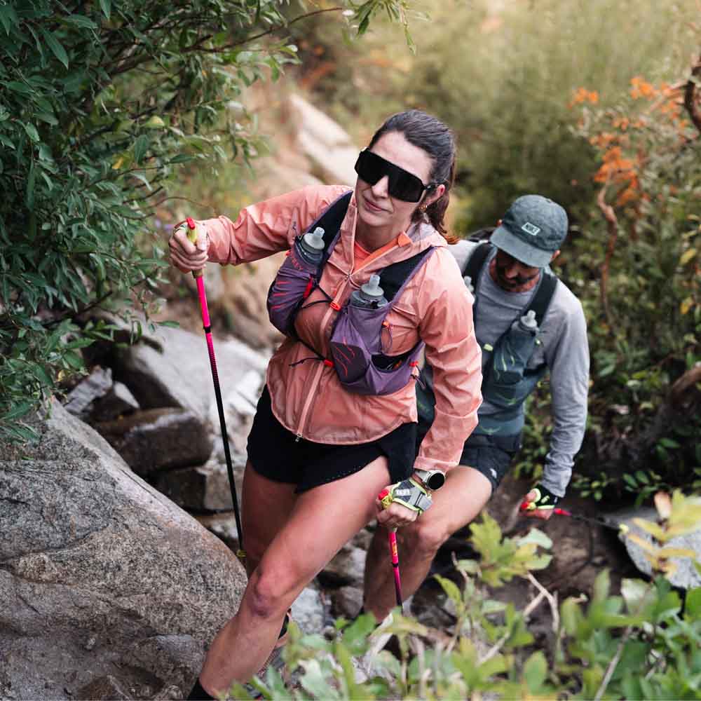 en kvinde går med Osprey Dyna Pro 10 løbevest (dame)