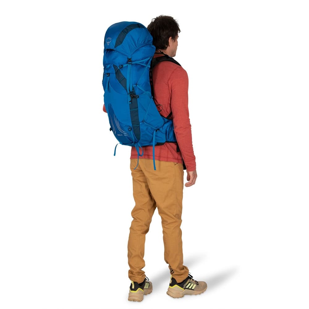 en model bærer Osprey Exos 38L vandrerygsæk (herre)
