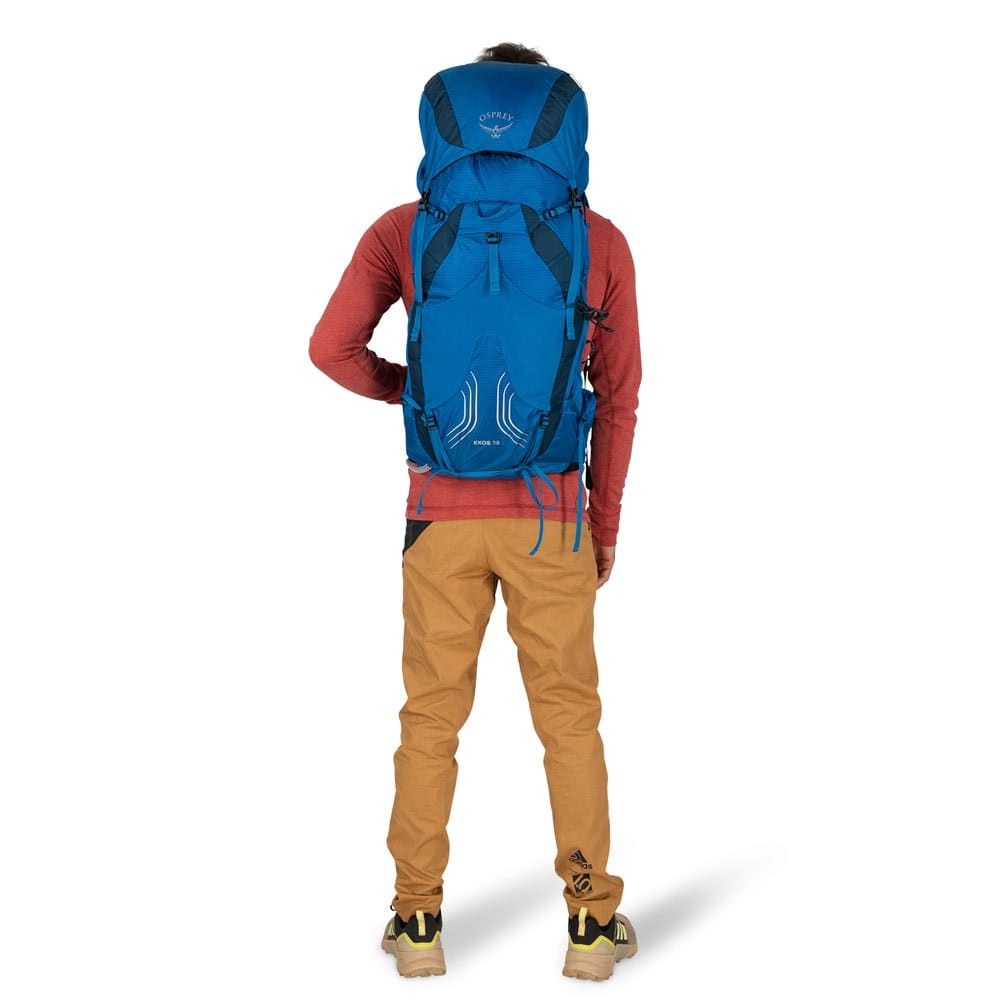 Osprey Exos 38L vandrerygsæk (herre) på en model – set bagfra