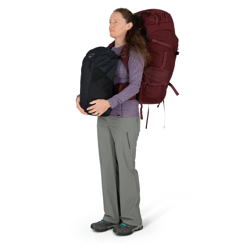 en model har Osprey Fairview Trek 70L vandre- og rejserygsæk (dame) og en lille taske på