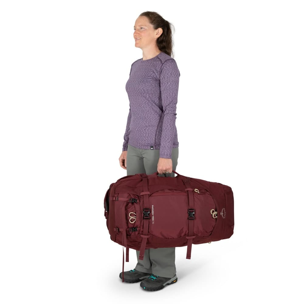 En model bærer Osprey Fairview Trek 70L vandre- og rejserygsæk (dame)