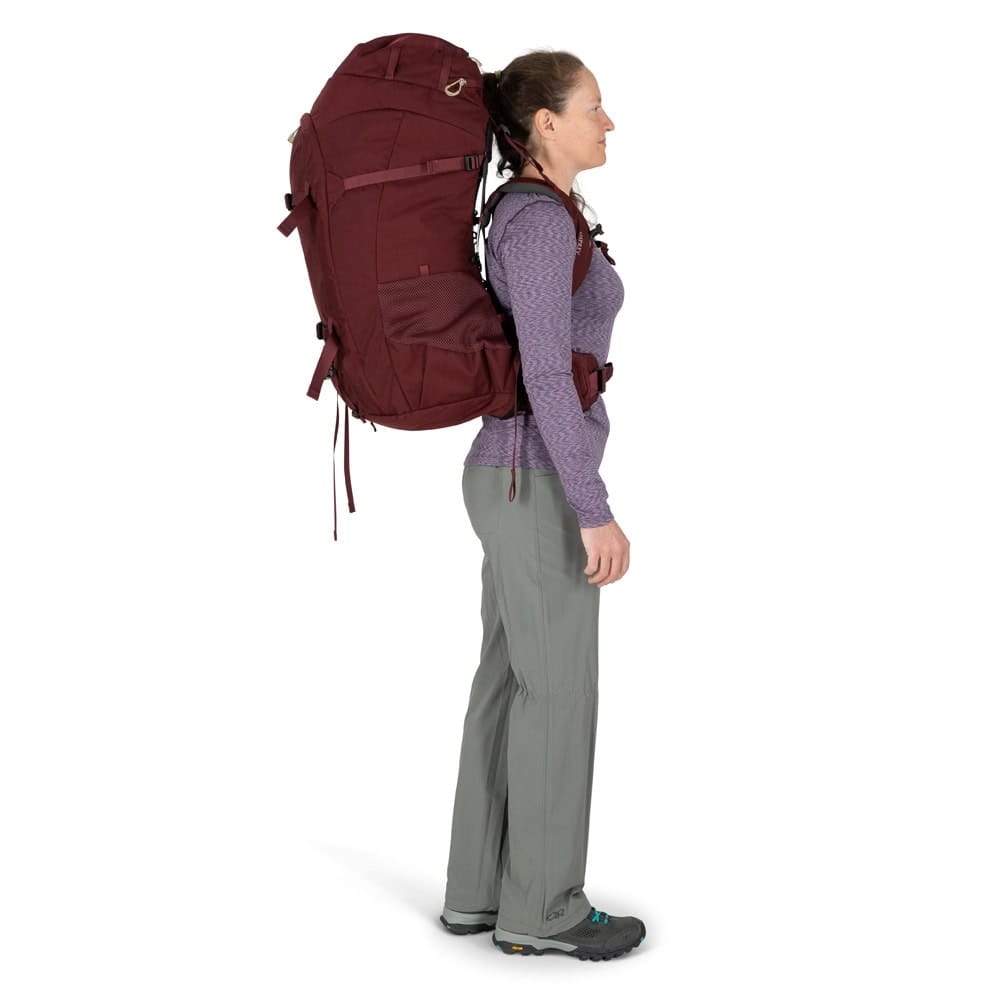 Osprey Fairview Trek 70L vandre- og rejserygsæk (dame) på en model - i profil