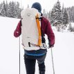 Osprey Firn 28 skirygsæk (unisex) på en model med udstyr
