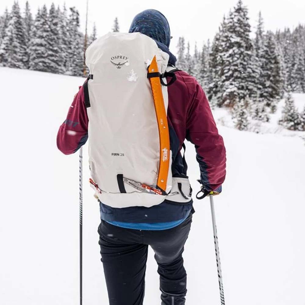 Osprey Firn 28 skirygsæk (unisex) på en model med udstyr