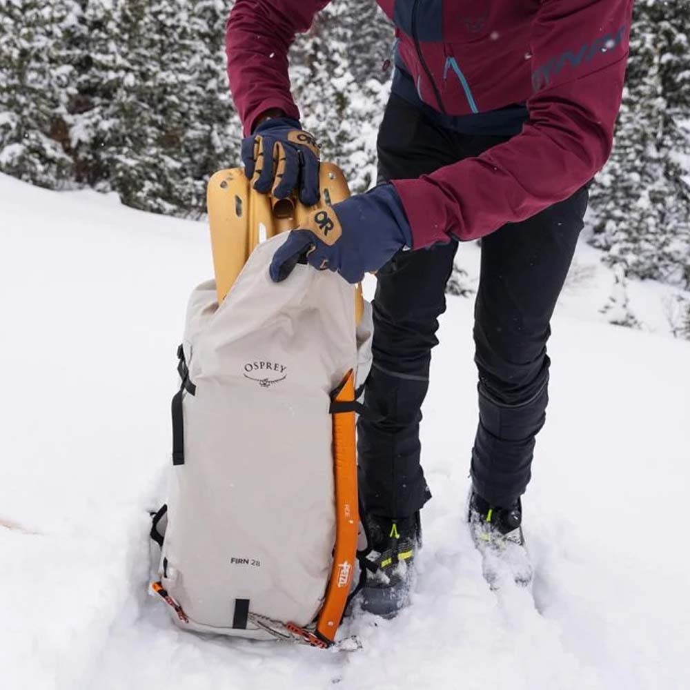 en model bruger Osprey Firn 28 skirygsæk (unisex)