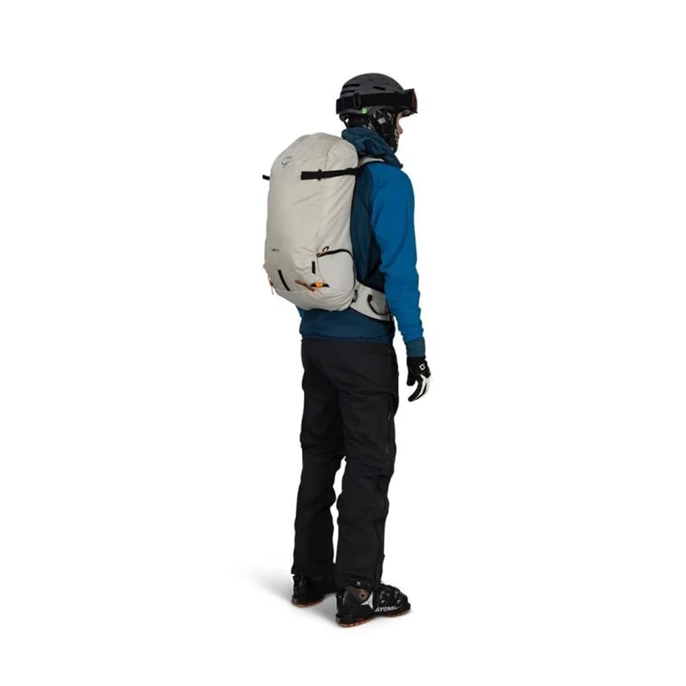 en model bærer Osprey Firn 28 skirygsæk (unisex)