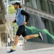 en person iført et par sorte Hoka Novafly Half Tight træningsshorts (herre)
