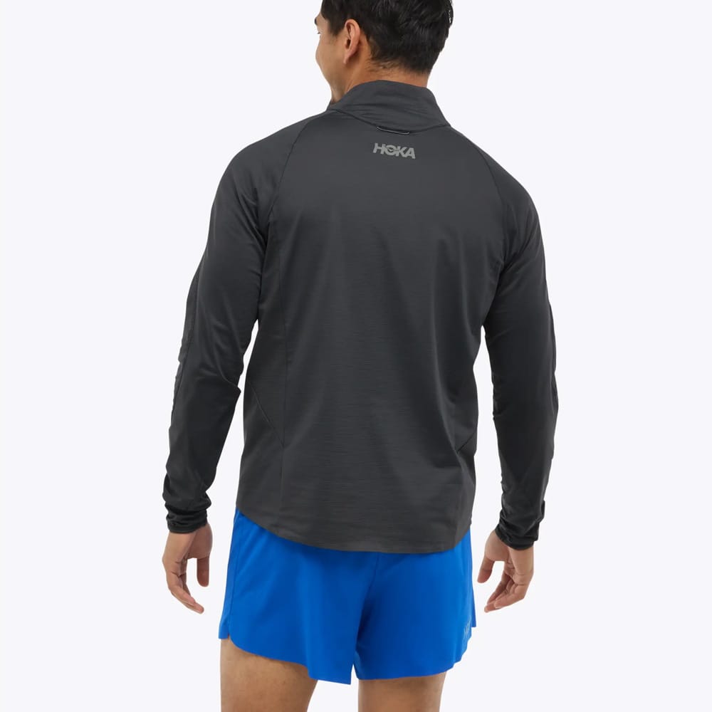 bagside af Hoka Glidetech Quarter Zip træningstrøje (herre) på en model