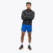 en model iført en Hoka Glidetech Quarter Zip træningstrøje (herre)