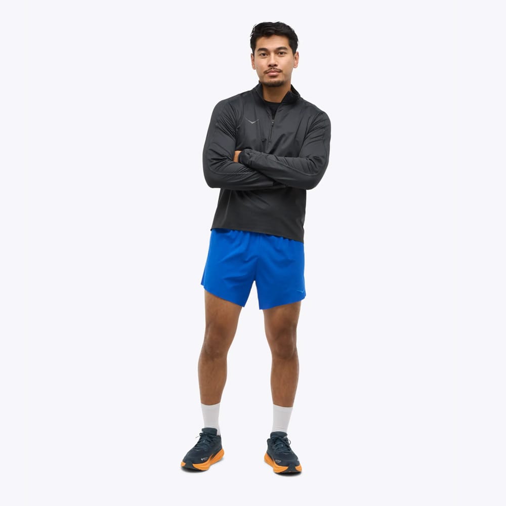 en model iført en Hoka Glidetech Quarter Zip træningstrøje (herre)