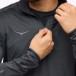 halv lynlås på en sort Hoka Glidetech Quarter Zip træningstrøje (herre)