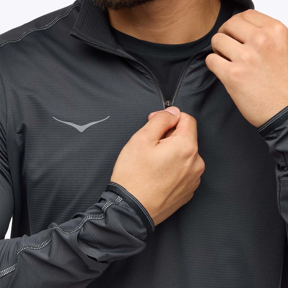 halv lynlås på en sort Hoka Glidetech Quarter Zip træningstrøje (herre)