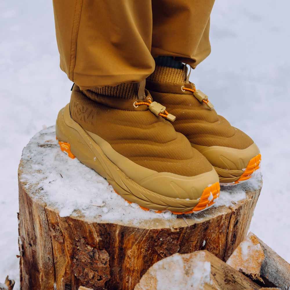 et par Hoka Kaha 2 Frost Moc GTX vintersko (herre) på en model