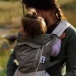 en model bærer et barn i Osprey Poco Soft Child Carrier bæresele (unisex)