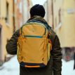 en model bærer Osprey Daylite Carry-On Travel Pack 35L rejserygsæk (unisex)