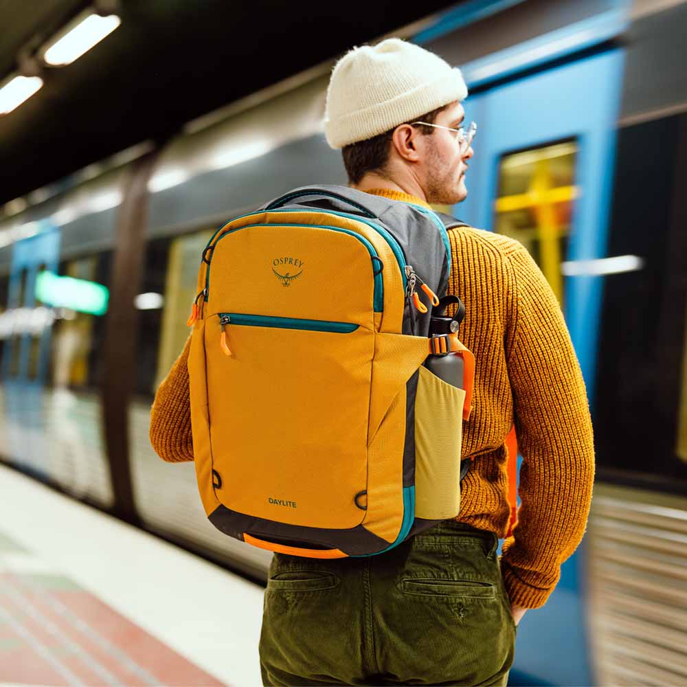 en gul Osprey Daylite Carry-On Travel Pack 35L rejserygsæk (unisex) på en model