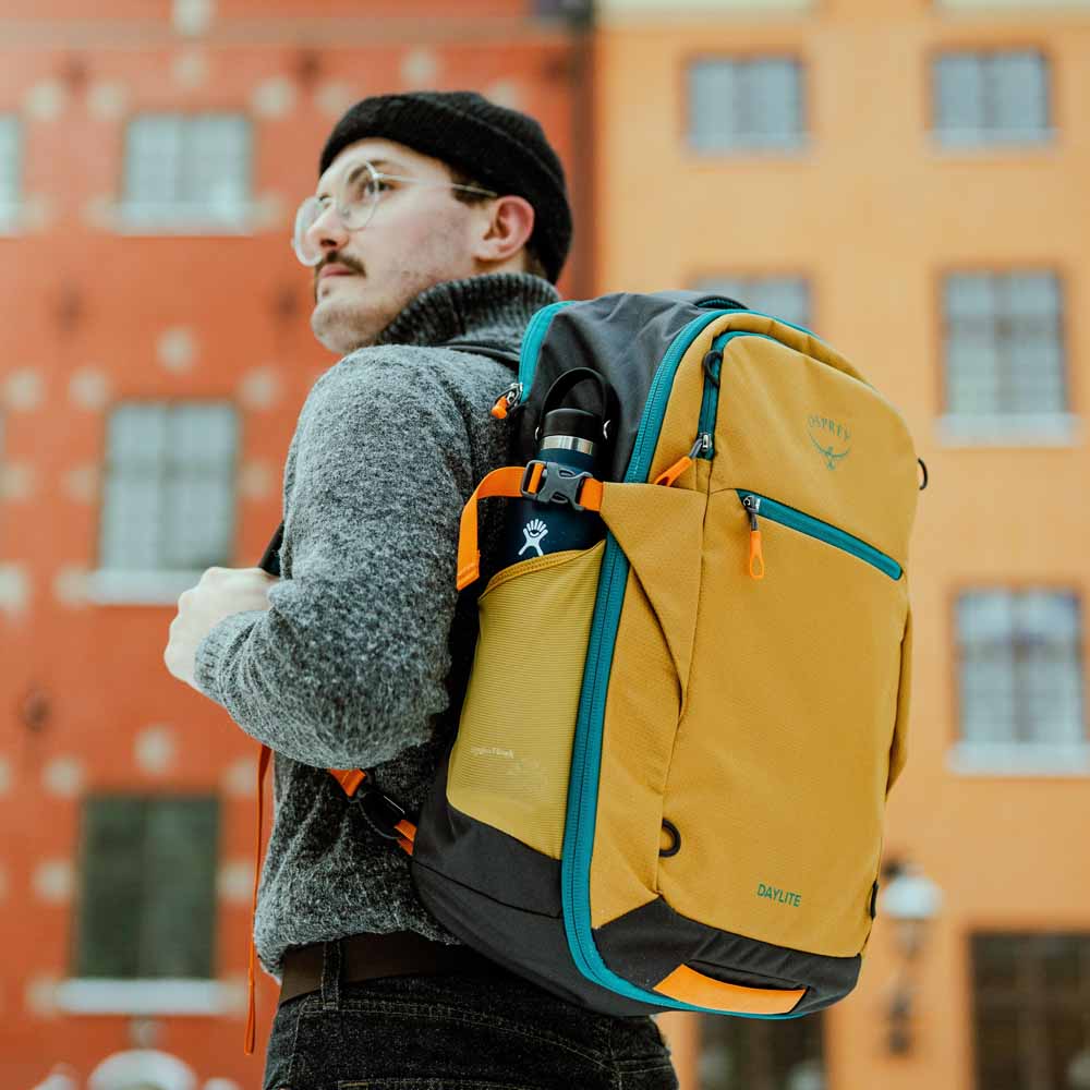 livsstilsbillede af Osprey Daylite Carry-On Travel Pack 35L rejserygsæk (unisex)