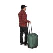 En model holder i Osprey Sojourn Shuttle Wheeled Duffel 45L duffeltaske (unisex)