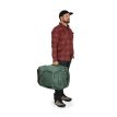 En model bærer Osprey Sojourn Shuttle Wheeled Duffel 45L duffeltaske (unisex)