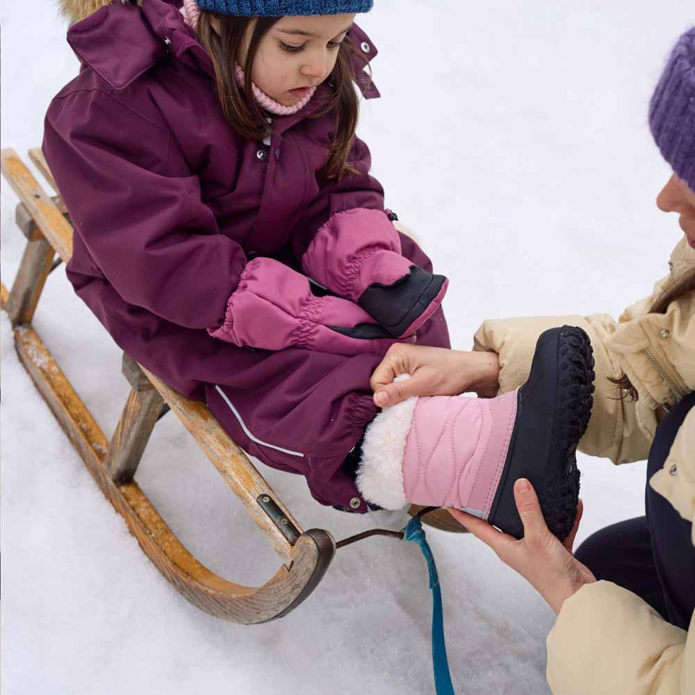 Reima Winter boots Muhvari vinterstøvler (børn) på en pige der kører sparkesykkel
