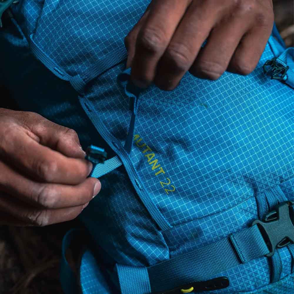 Detaljer på en Osprey Mutant 22 klatrerygsæk (unisex)