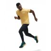 en model bærer Hoka Novafly Run Pant træningsbukser (herre)