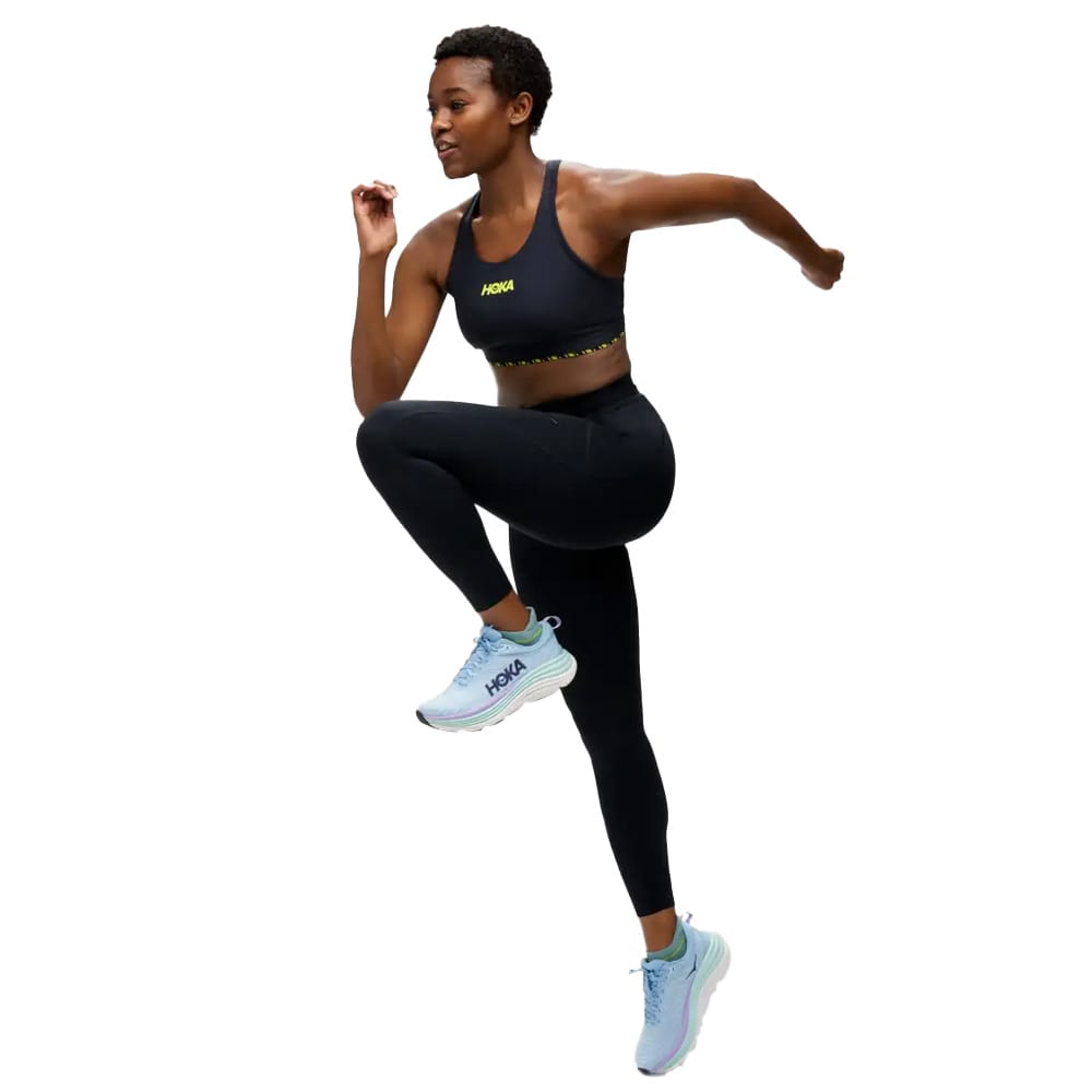 en model bærer Hoka Novafly Run Tight 25 træningstights (dame)