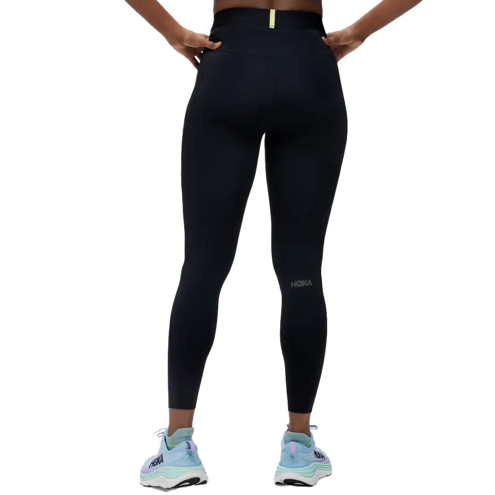 bagside af sorte Hoka Novafly Run Tight 25 træningstights (dame)