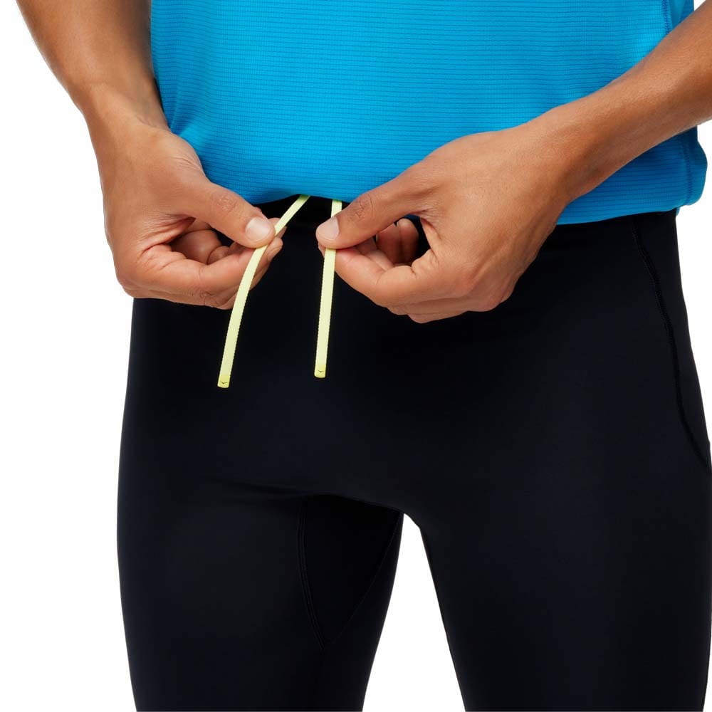 snøre på et par Hoka Novafly Half Tight træningsshorts (herre)