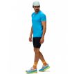 en model iført Hoka Novafly Half Tight træningsshorts (herre)