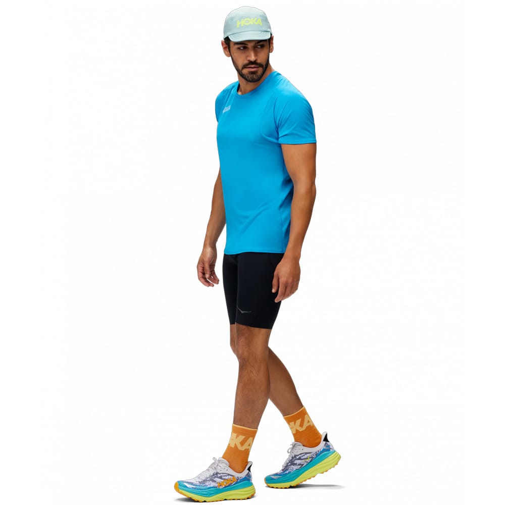 en model iført Hoka Novafly Half Tight træningsshorts (herre)