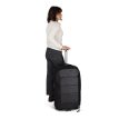 en kvinde bruger en Osprey Ozone 2-Wheel 80L kuffert (unisex)