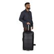 en mand bruger en Osprey Ozone 2-Wheel 80L kuffert (unisex)