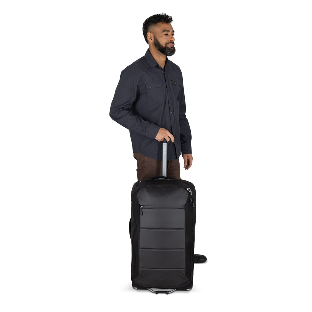 en mand bruger en Osprey Ozone 2-Wheel 80L kuffert (unisex)