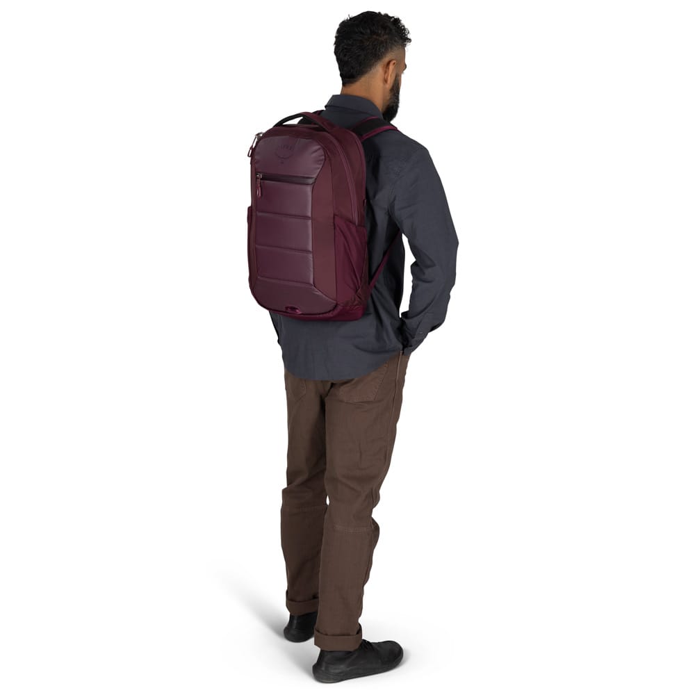 Osprey Ozone Laptop Backpack rygsæk (unisex) på en mandlig model