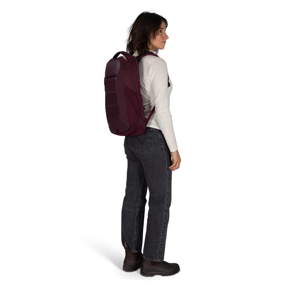 Osprey Ozone Laptop Backpack rygsæk (unisex) på en kvindelig model