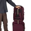 Osprey Ozone Laptop Backpack rygsæk (unisex) på en kuffert