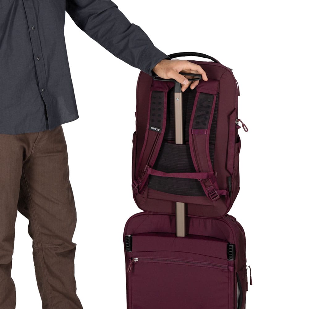 Osprey Ozone Laptop Backpack rygsæk (unisex) på en kuffert