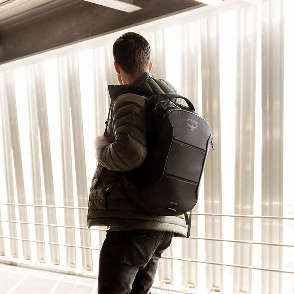 en model bærer en Osprey Ozone Laptop Backpack 28L rygsæk (unisex)
