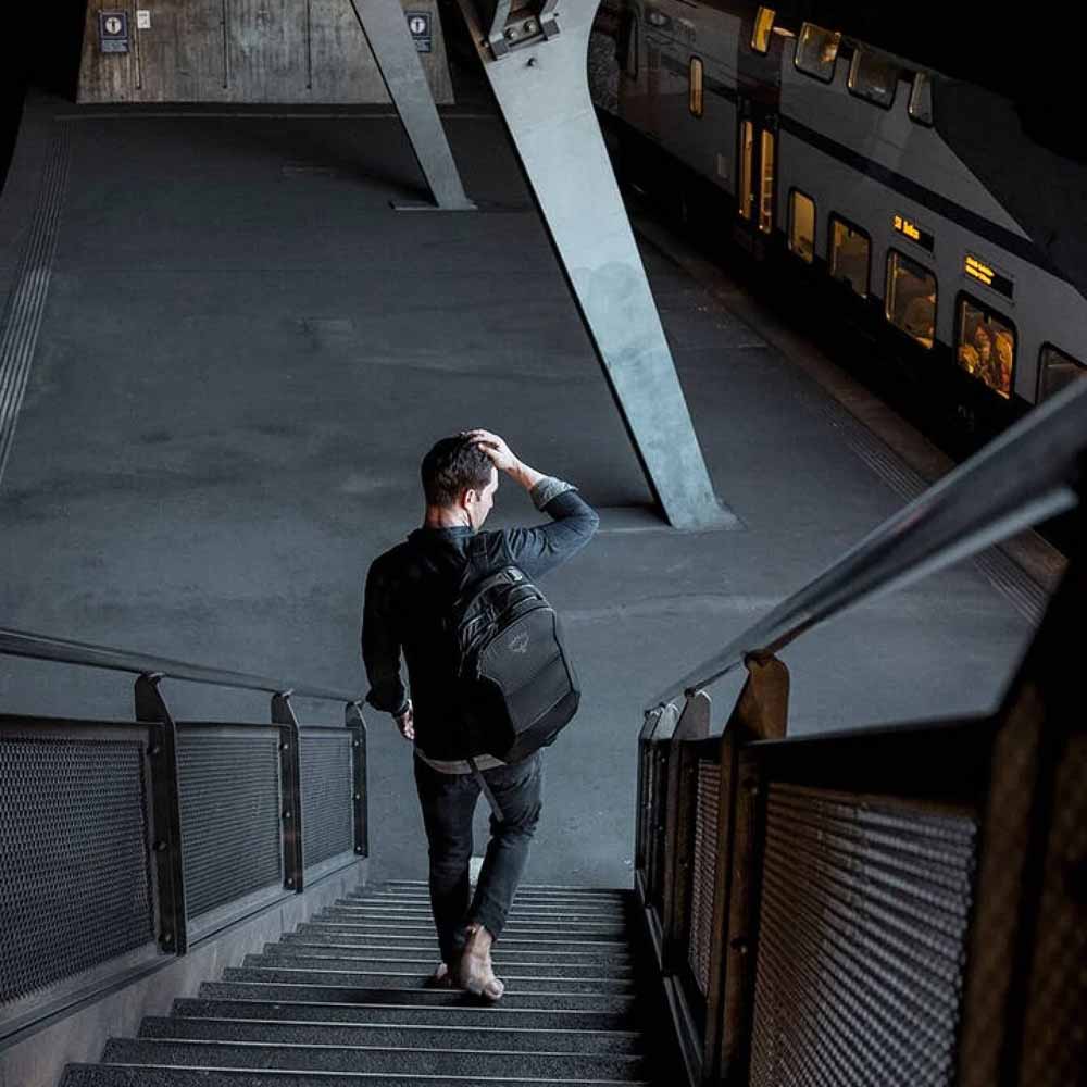 et livsstilsbillede af en Osprey Ozone Laptop Backpack 28L rygsæk (unisex)